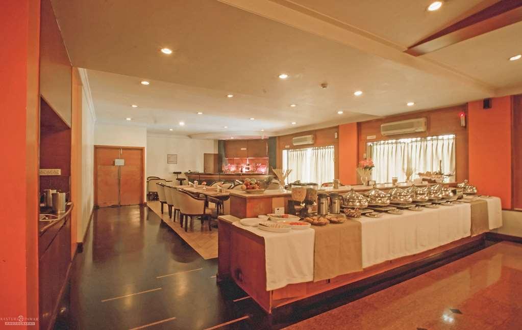 Quality Inn Regency, Насик Ресторан фото